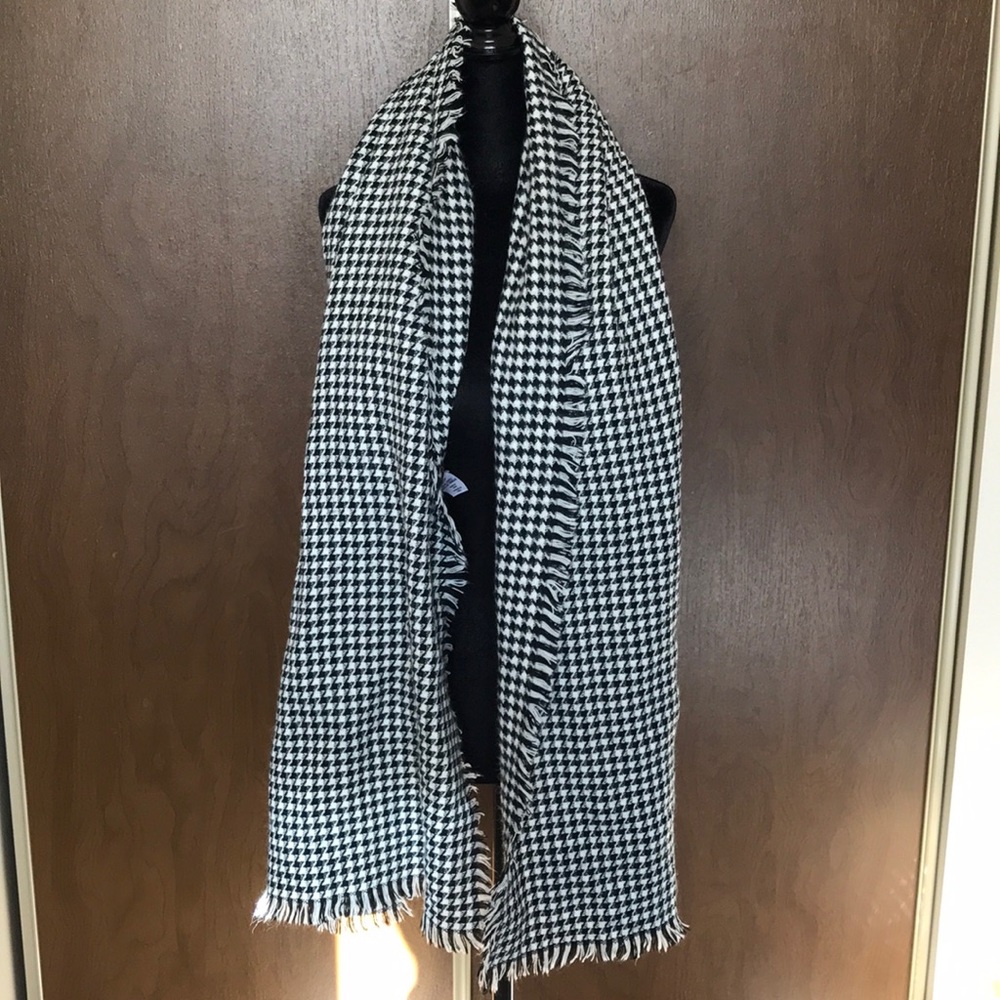 Houndstooth scarf retro cozy black white